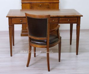 Scrivania classica da studio o ufficio in legno massiccio di noce con intarsio